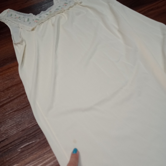 Vintage JC Penney Granny core Nylon Nightgown Floral Embroidery Detail - Picture 7 of 8